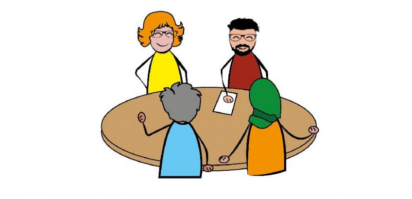 Fire voksne i samtale om Sammen om børn over et bord