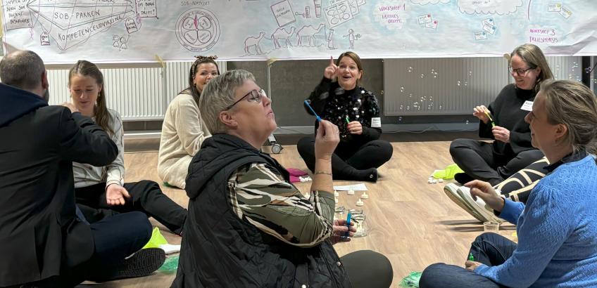 Deltagerne oplever effekten af fælles leg med sæbebobler i legegruppen
